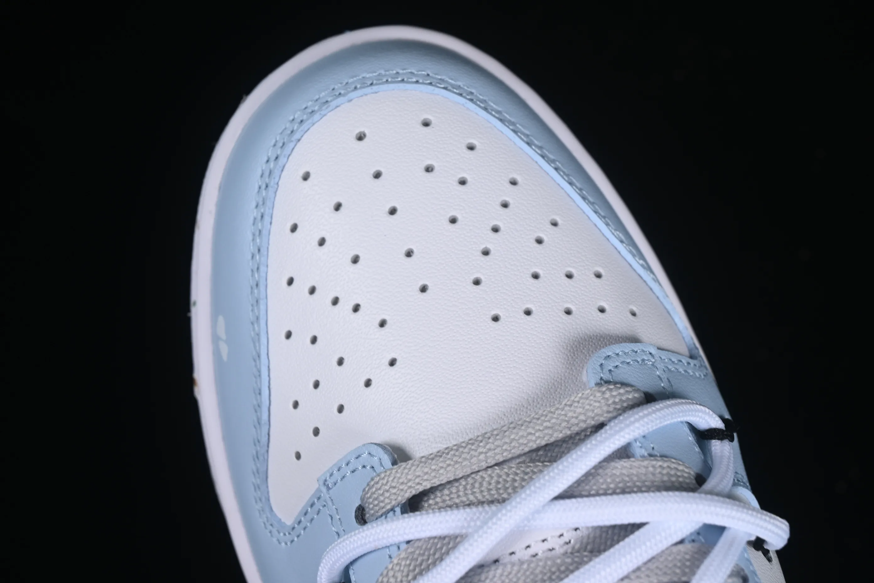All categories Nk SB Dunk series Nk SB Dunk Low low-top sneakers Nk Dunk Pure "Platinum" Little Bear Story White Blue Brown Simple and versatile SB strap low-top casual sneakers DV0831-101